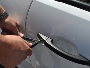 Вскрытие замка в автомобиле